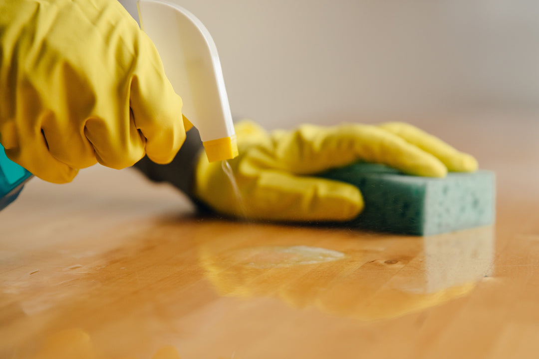 Reinigungsmittel auf Holzoberfläche sprühen – 10 nützliche Reinigungstipps für Zuhause